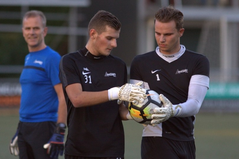 Foto bij Excelsior'31 2 in slotfase langs Veensche Boys 2, Excelsior'31 3 onderuit tegen IJVV 2