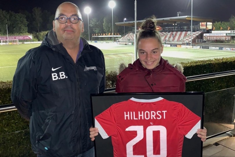 Foto bij Naomi Hilhorst bedankt Excelsior'31 met ingelijst shirt FC Twente Vrouwen