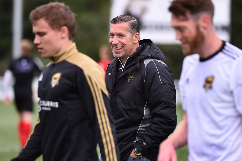 Foto bij John Gielink te gast als analist bij Excelsior'31 TV