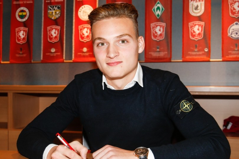 Foto bij Simon Seppenwoolde tekent eerste contract bij FC Twente