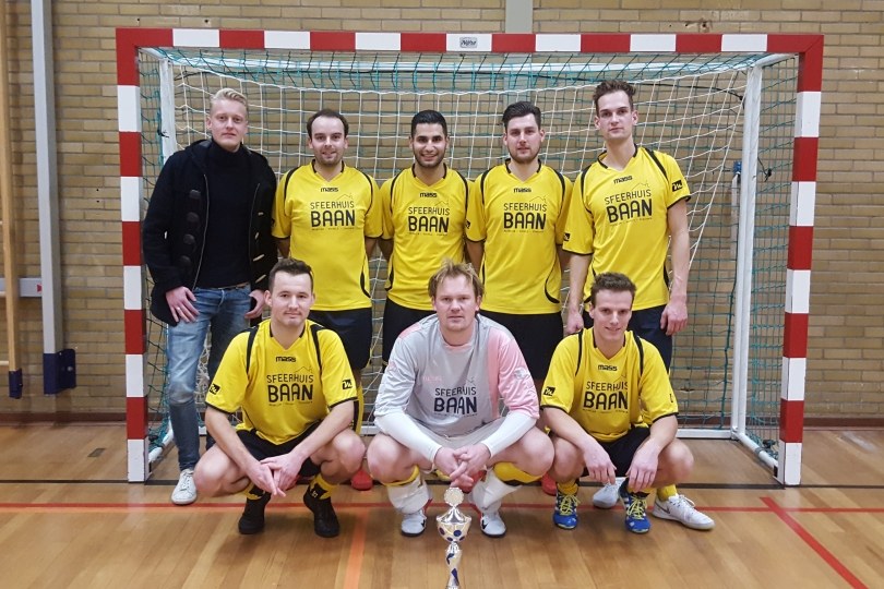 Foto bij Sfeerhuis Baan prolongeert titel Hangerad Zaalvoetbaltoernooi
