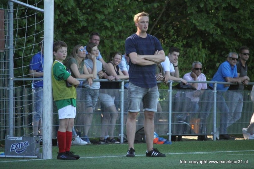 Foto bij Matthijs Zandvoort komend seizoen trainer JO11-1, Serkan Karaali vertrekt