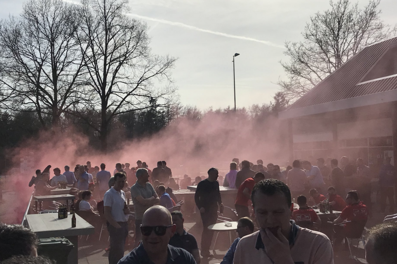 Foto bij Zaterdag na afloop van Excelsior'31 - Flevo Boys een DJ op het terras en bekendmaking speler van het jaar