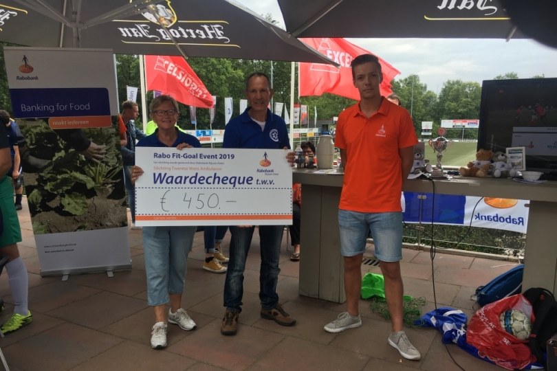 Foto bij Rabo Fit-Goal Event brengt &euro;450,- op voor Twentse Wens Ambulance