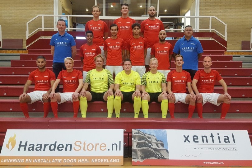 Foto bij Zaalvoetballers Excelsior’31 krijgen zaalvoetballes van FC Eindhoven