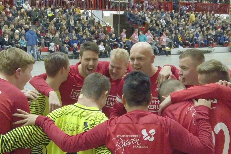 Foto bij Weekjournaal met o.a. Jurjan Wouda, Harald Eertink en Zaalvoetbalgala