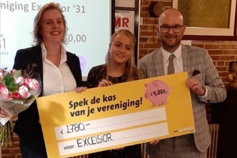 Foto bij 'Spek de kas' actie Jumbo levert &euro;1780,- op voor Excelsior'31
