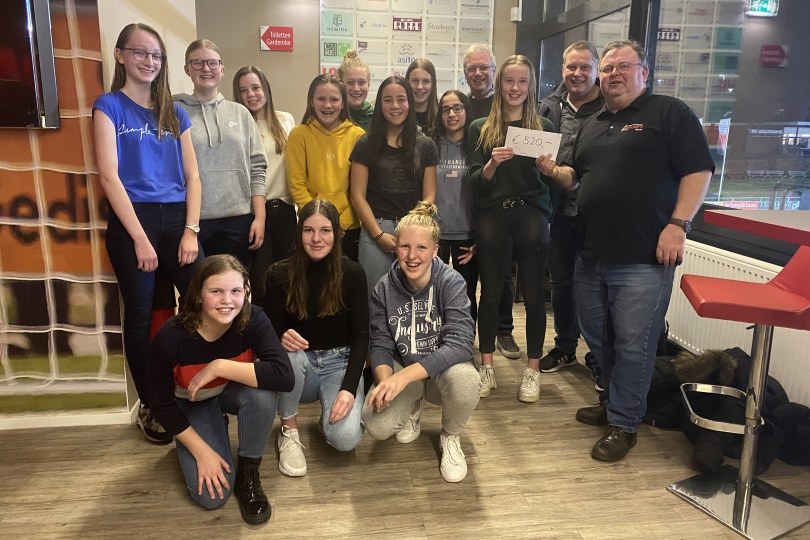 Foto bij Clubhuisbezoekers doneren &euro;520,- aan MO15-1 voor KiKa