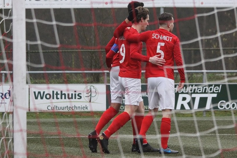 Foto bij Excelsior'31 freewheelt aan de hand van Penterman langs VVOG (5-0)