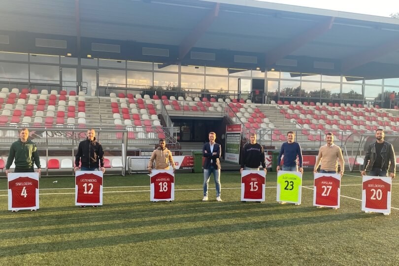 Foto bij Excelsior'31 neemt afscheid van vertrekkende spelers en trainer Peter Wesselink