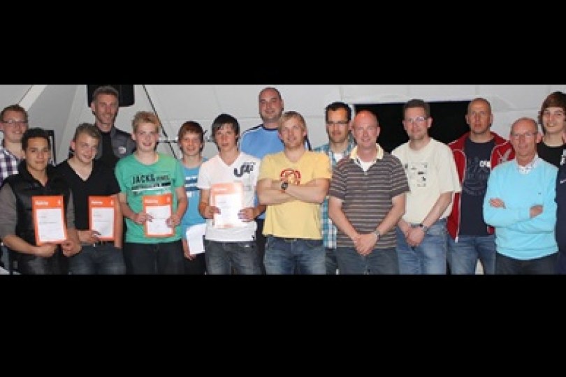 Foto bij Nieuwe lichting Excelsior'31 clubscheidsrechters ontvangt diploma