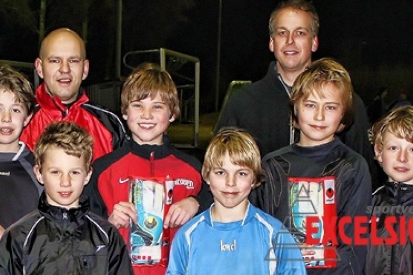 Foto bij Nieuwe keepershandschoenen voor Excelsior31 E- en D- jeugdselectiekeepers