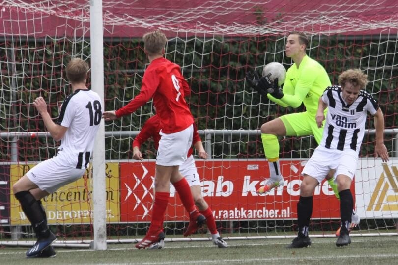 Foto bij Excelsior'31 O23 pakt punt in blessuretijd tegen NEO (3-3)