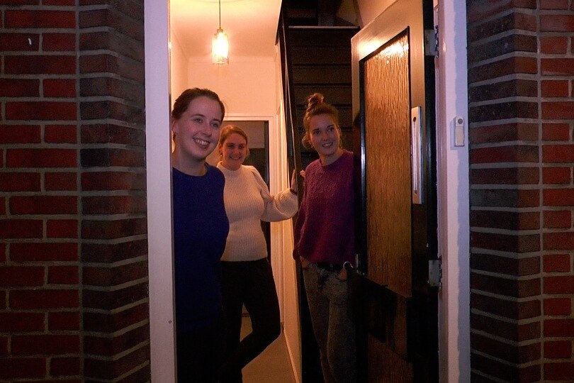 Foto bij Weekjournaal met o.a. Sanne, Rachel en Lisa (winnaars Online KantineQuiz)