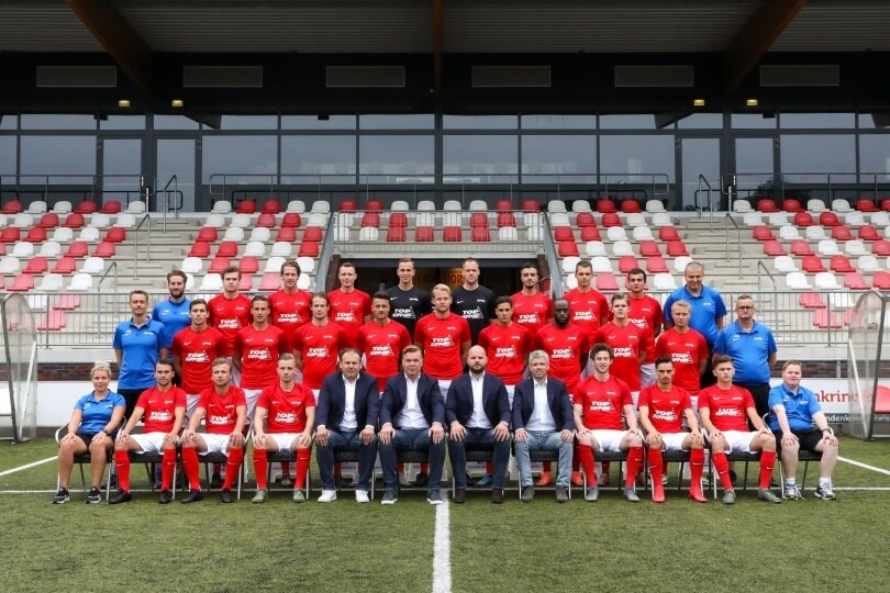 Foto bij Spelers en staf eerste elftal leveren in