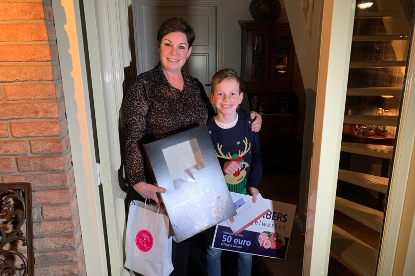 Foto bij Weekjournaal met een bezoek aan de prijswinnaars van de bingo