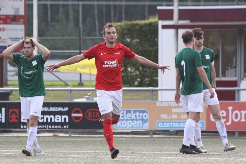 Foto bij Werkhoven, Schmidt en Thomas langer bij Excelsior'31; Diks vertrekt