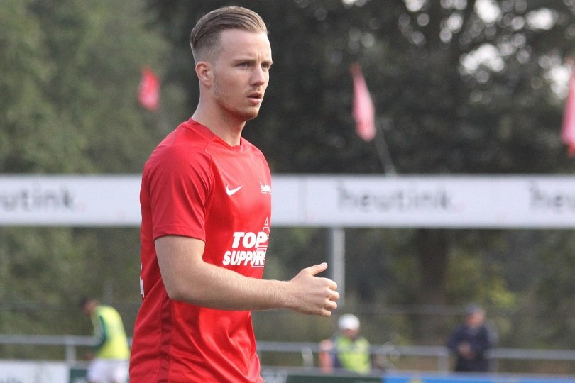 Foto bij Middenvelders Michel Gerritsen Mulkes en Desney Bruinink ook komend seizoen bij Excelsior'31