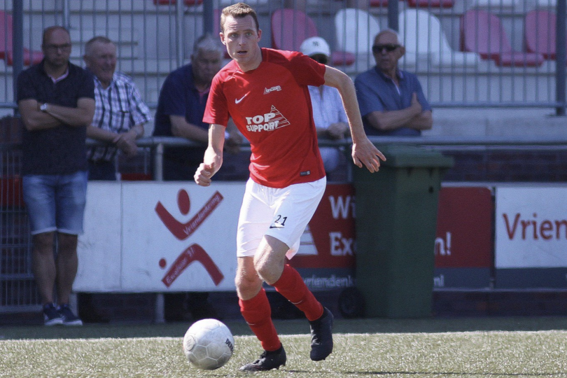 Foto bij Middenvelders Michel Gerritsen Mulkes en Desney Bruinink ook komend seizoen bij Excelsior'31