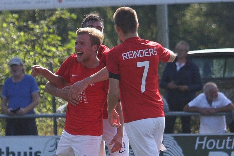 Foto bij Jasper Veltkamp en Anthony van Zaltbommel ook de komende twee seizoenen bij Excelsior'31