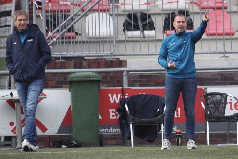Foto bij Kenny Leferink ook komend seizoen trainer Excelsior'31 JO17-1