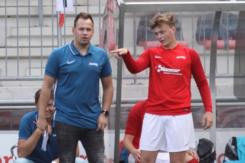 Foto bij Weekjournaal: Jeugdtrainers leveren in, latje trap en archiefbeelden