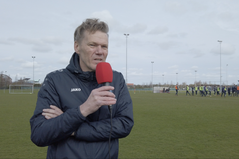 Foto bij Michel Jansen in 'Koppen zonder noppen' bij Excelsior'31 TV