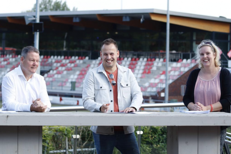 Foto bij TC neemt afscheid van stoppende trainers en begeleiding en trainers en kaderleden tekenen contract voor komend seizoen