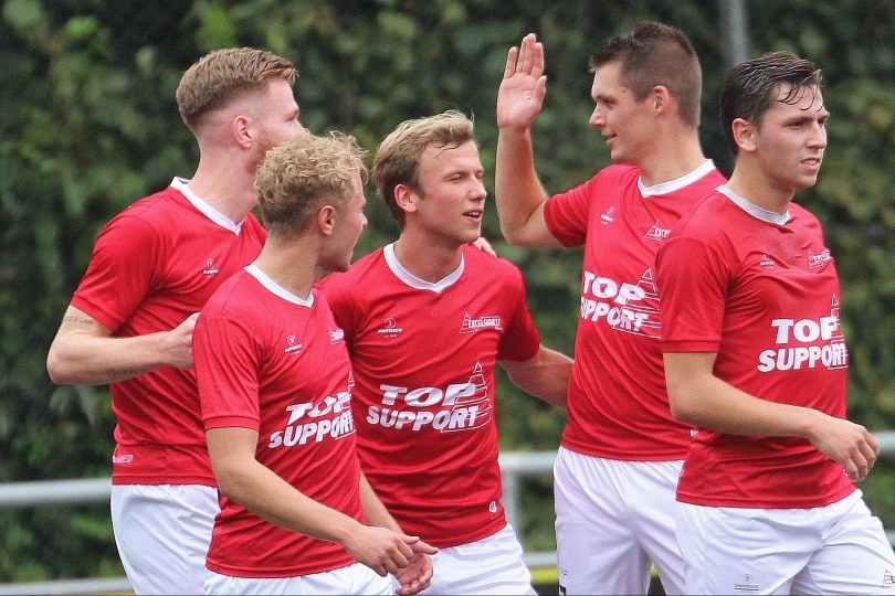 Foto bij Weekjournaal met o.a. JO17-1, Supportersvereniging en Dérian Reinders