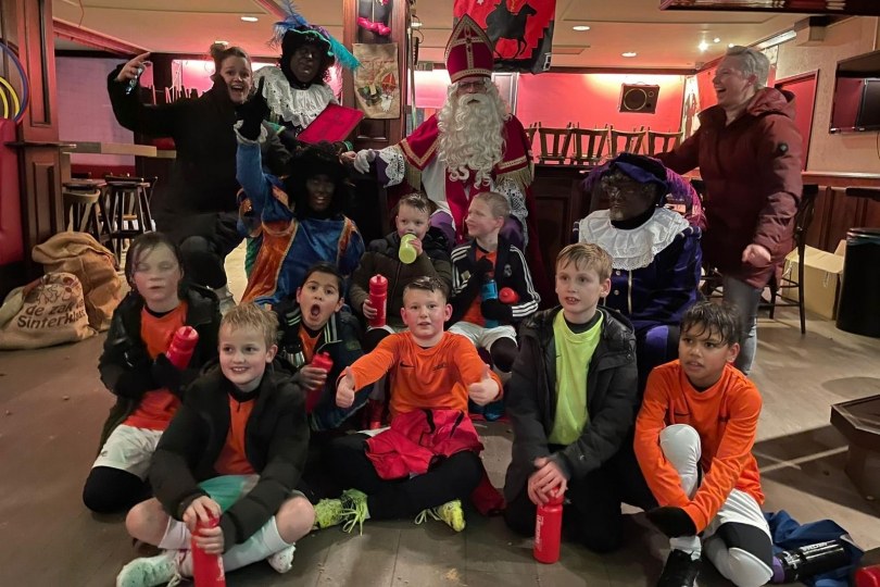 Foto bij Weekjournaal met zaalvoetbal, sinterklaasfeest en nieuws over nieuw kunstgrasveld