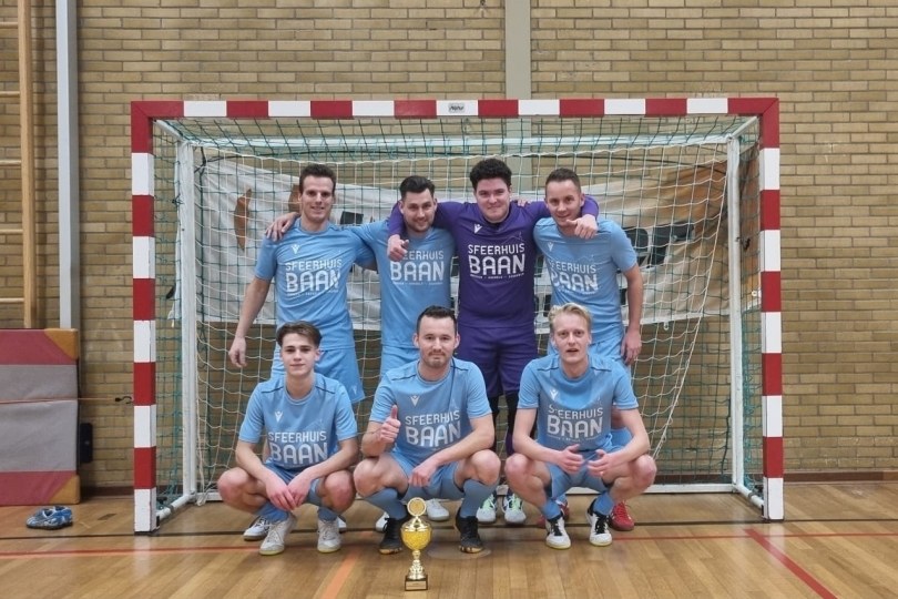 Foto bij Sfeerhuis Baan winnaar Hangerad Hammer Zaalvoetbaltoernooi 2022