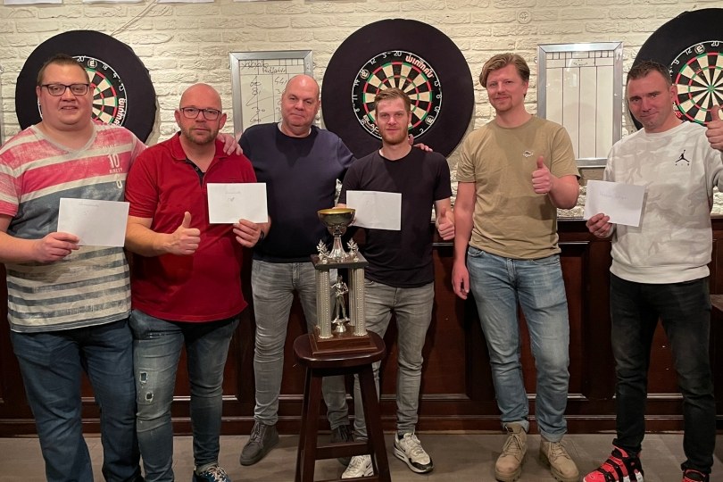 Foto bij Rinaldo Paalman winnaar darttoernooi Supportersvereniging Excelsior'31