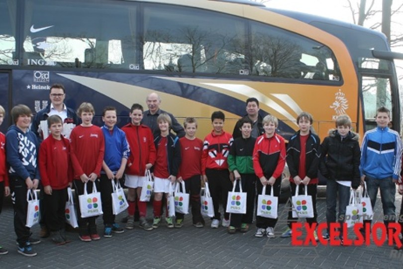 Foto bij Excelsior’31 D6 met de Nederlands 11-tal spelersbus op pad (verslag)