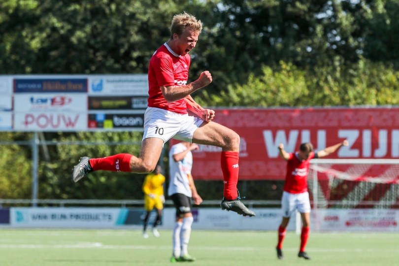 Foto bij Excelsior'31 koploper na late overwinning op Longa'30 (4-3)
