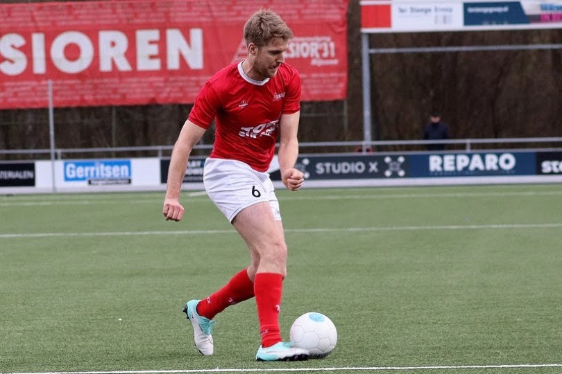 Foto bij Excelsior'31 wint met 7-3 van Stevo en bekert verder