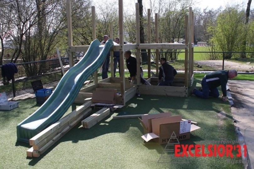 Foto bij Vrijwilligers stampen nieuwe speelplaats van De Vriendenkring uit de grond
