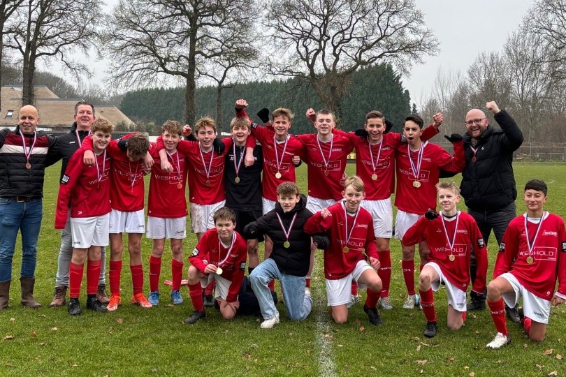 Foto bij JO15-2 kampioen!