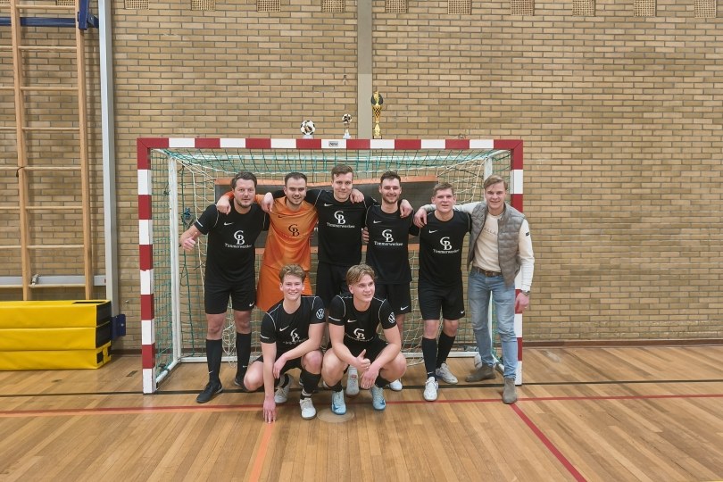 Foto bij Oostendorp/GB Timmerwerken winnaar Hangerad Hammer Zaalvoetbaltoernooi 2024