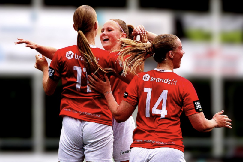 Foto bij Excelsior'31 TV met MO20-1 kampioen, JO15-2 pakt de beker en huldiging kampioenen