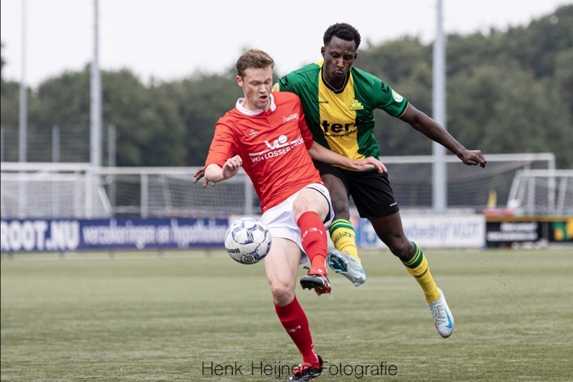 Foto bij Excelsior'31 loopt in Huizen in het mes (4-2)