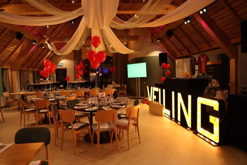 Foto bij Veiling Dinner Show levert €92.170 op voor clubhuis en Support Casper