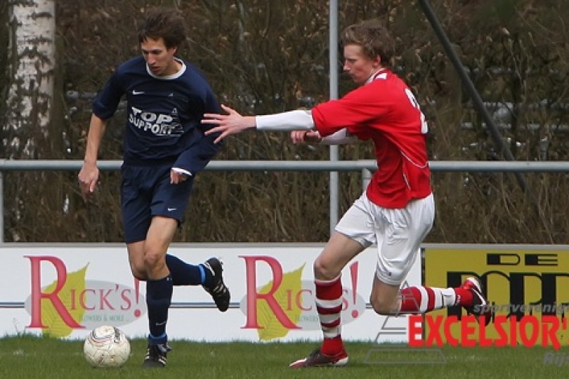 Foto bij Excelsior'31 2 bindt ook koploper DVS'33 2 aan zegekar (1-4)