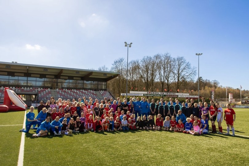 Foto bij FC Twente Vrouwen verzorgen geslaagde clinic op De Koerbelt