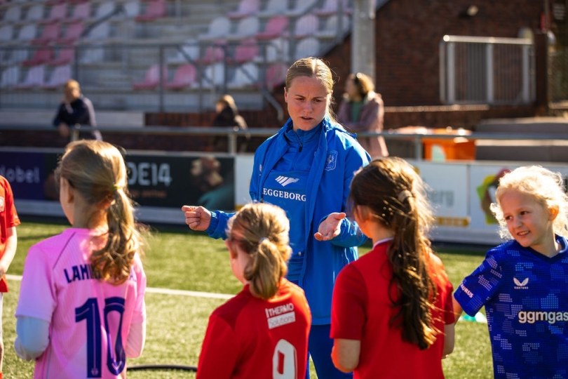 Foto bij FC Twente Vrouwen verzorgen geslaagde clinic op De Koerbelt