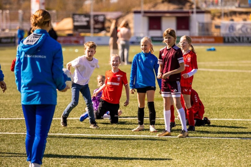 Foto bij FC Twente Vrouwen verzorgen geslaagde clinic op De Koerbelt