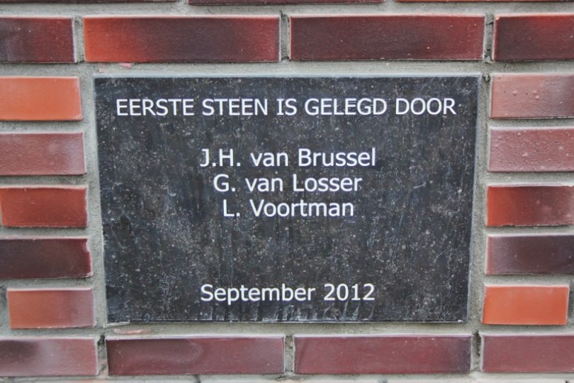 Foto bij Erelid J.H. van Brussel onthult symbolische 1e steen nieuwe tribune Excelsior'31