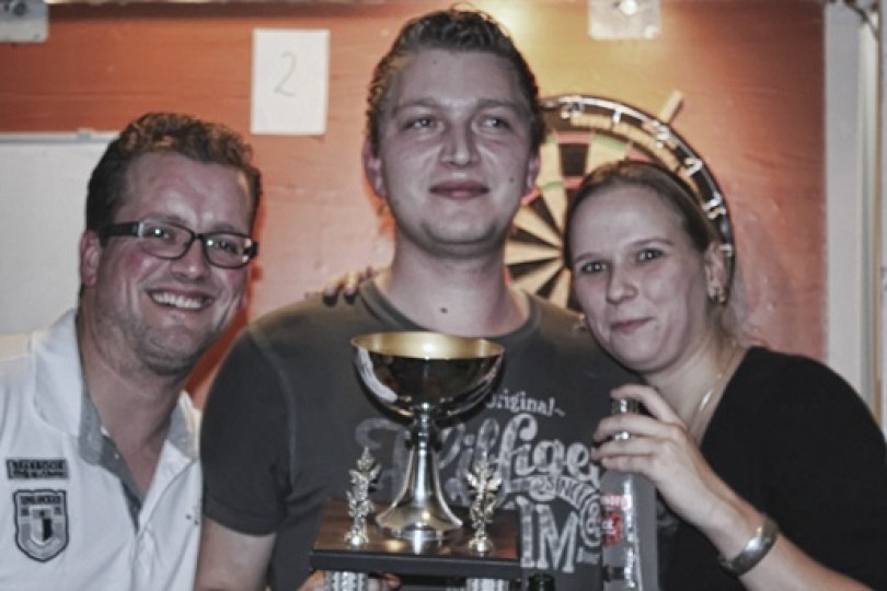Foto bij Alex Pas en Marleen Stam winnen Nissan Kia Beltman darttoernooi