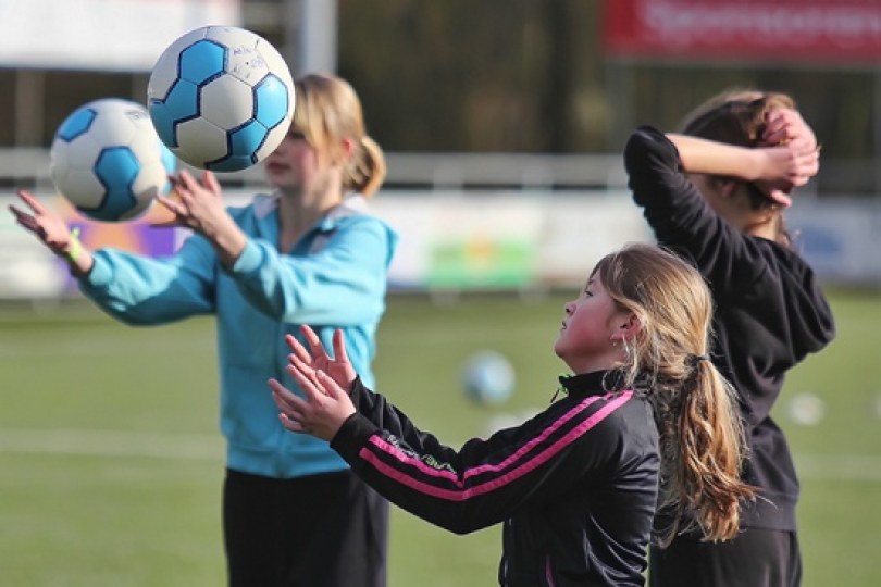 Foto bij Voetbalclinic slaat aan bij talentvolle meiden