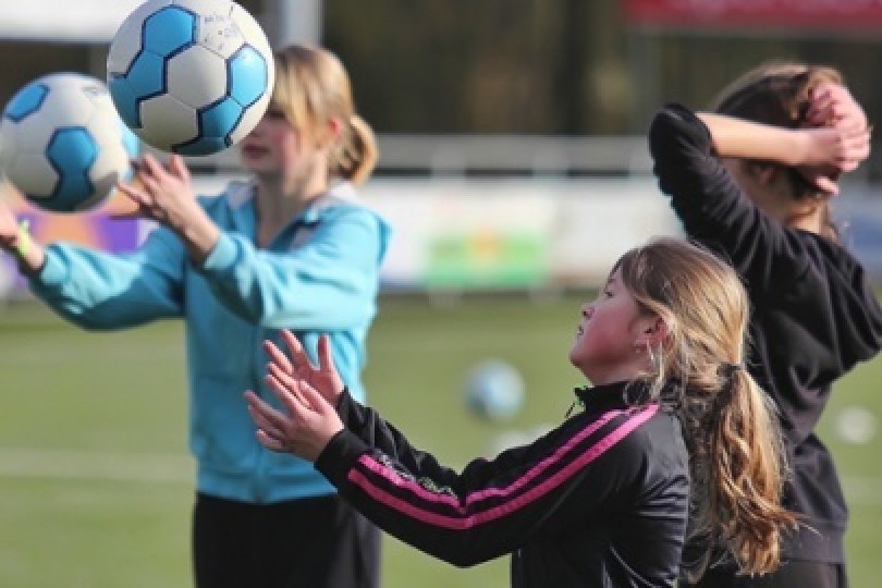 Foto bij Meisjes voetbalclinic m.m.v. FC Twente Vrouwen groot succes