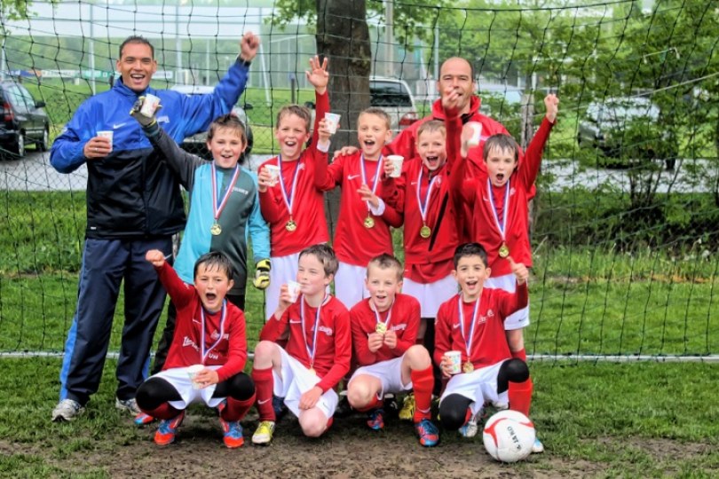Foto bij Excelsior'31 E6 mag de kampioensvlag hijsen na winst op ATC'65